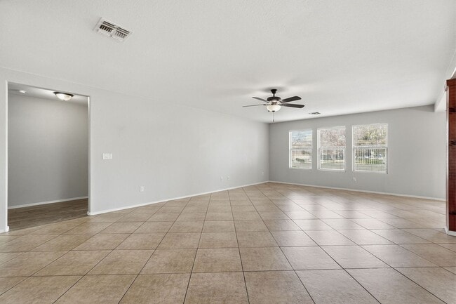 Building Photo - HUGE 6 Bedroom Home - Westgate and Freeways Nearby!