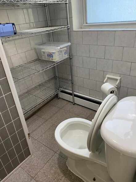 Building Photo - 708 E 44th St