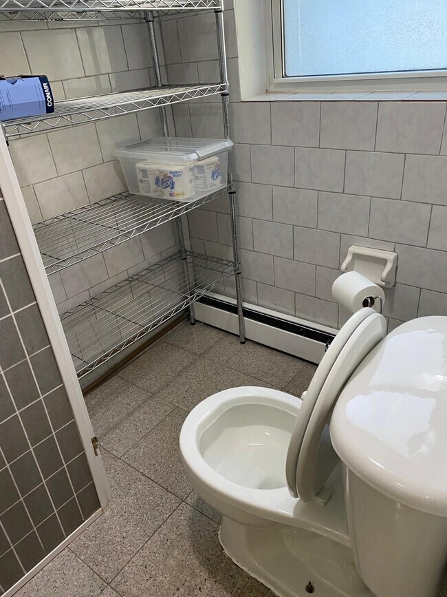 Building Photo - 708 E 44th St