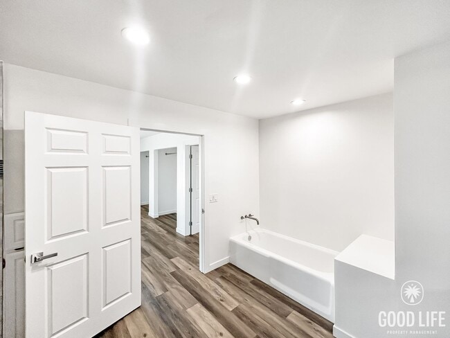 Building Photo - Beautiful 3BD/2BA W/ Updated Kitchen and A...