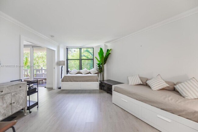 Building Photo - 1121 Crandon Blvd