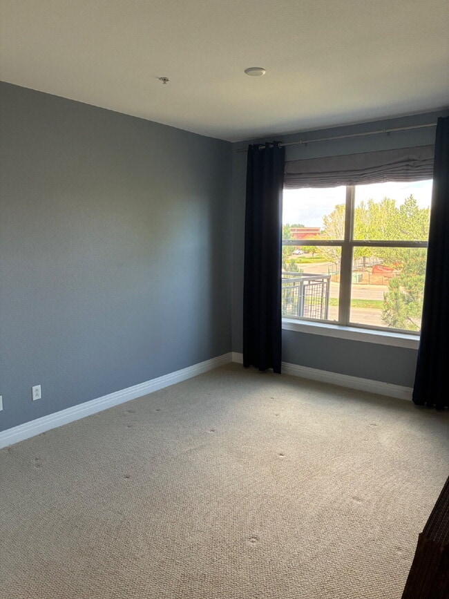 Building Photo - Beautiful Updated 2-Bedroom, 2 Full Bathroom Mid-Rise Condo Available ASAP!