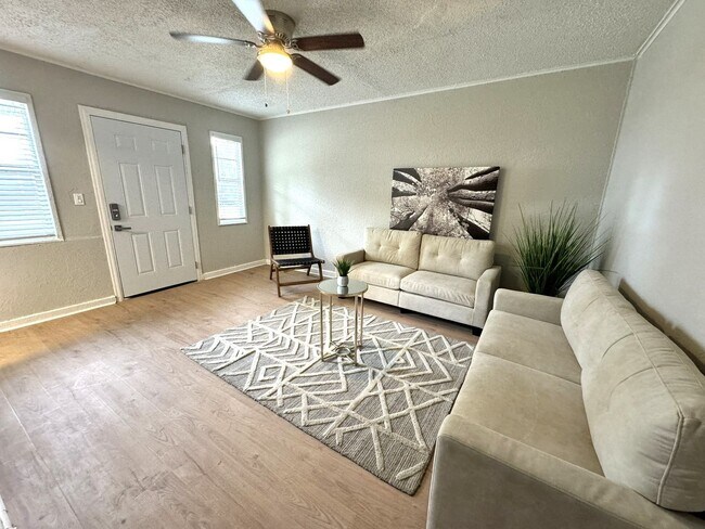 Building Photo - Renovated 2 Bedroom Jacksonville Heights Duplex Apartment