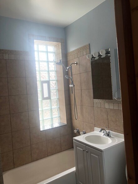 Building Photo - 3713 W Shakespeare Ave