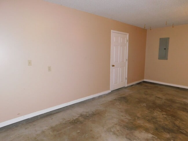 Building Photo - 3 Bedroom Home in Pebble Creek Subdivision