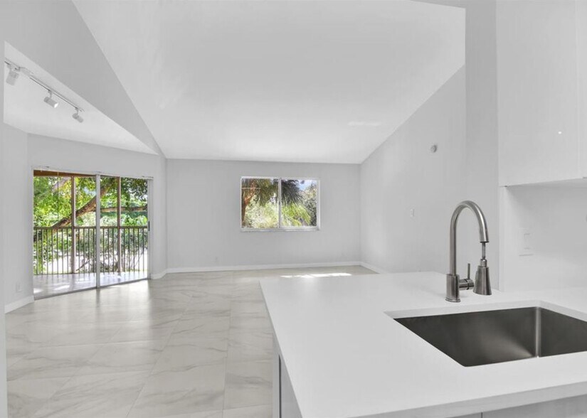 Building Photo - 3430 Pinewalk Dr N