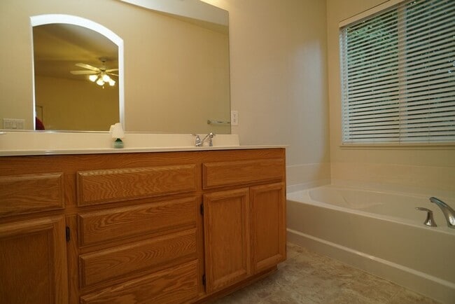 Building Photo - Charming 3 Bedroom Home for Rent in Crocker Ranch  Roseville!
