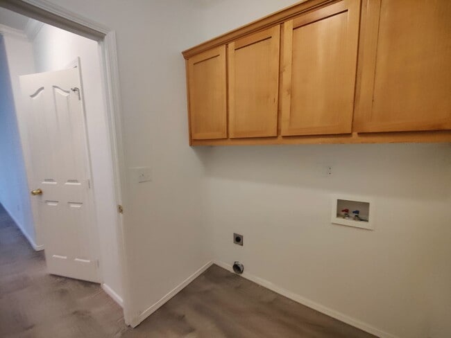 Building Photo - Spacious 3 bedroom 2.5 Bath Townhouse with...