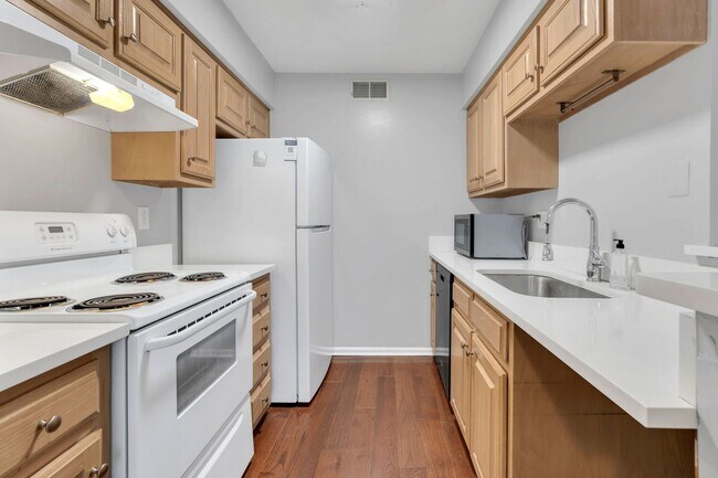 Building Photo - Walkable 2BR/2BA Condo Between Vanderbilt & Belmont + Modern Updates