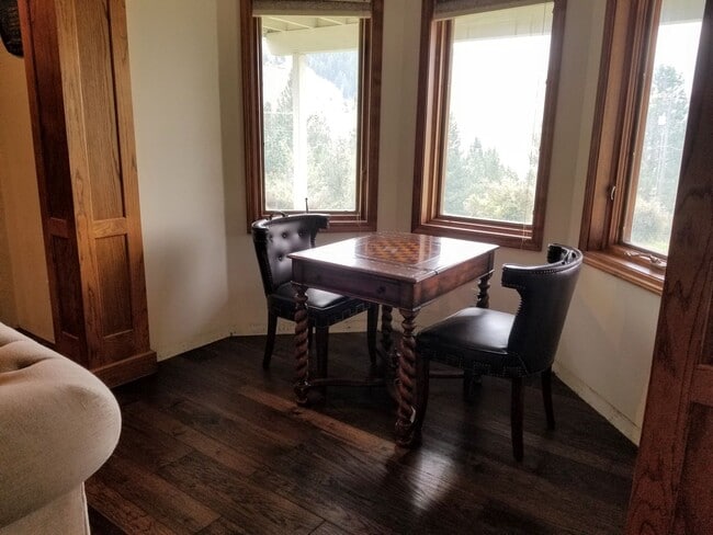 Building Photo - Welcoming 5 bed 3.5 bath South Hills Home