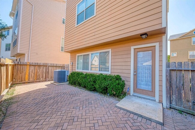 Building Photo - 3302 Clearview Cir