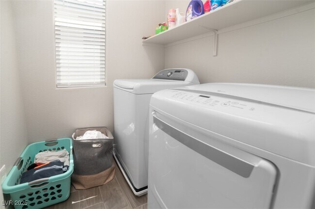 Building Photo - 111 Verde Rosa Dr