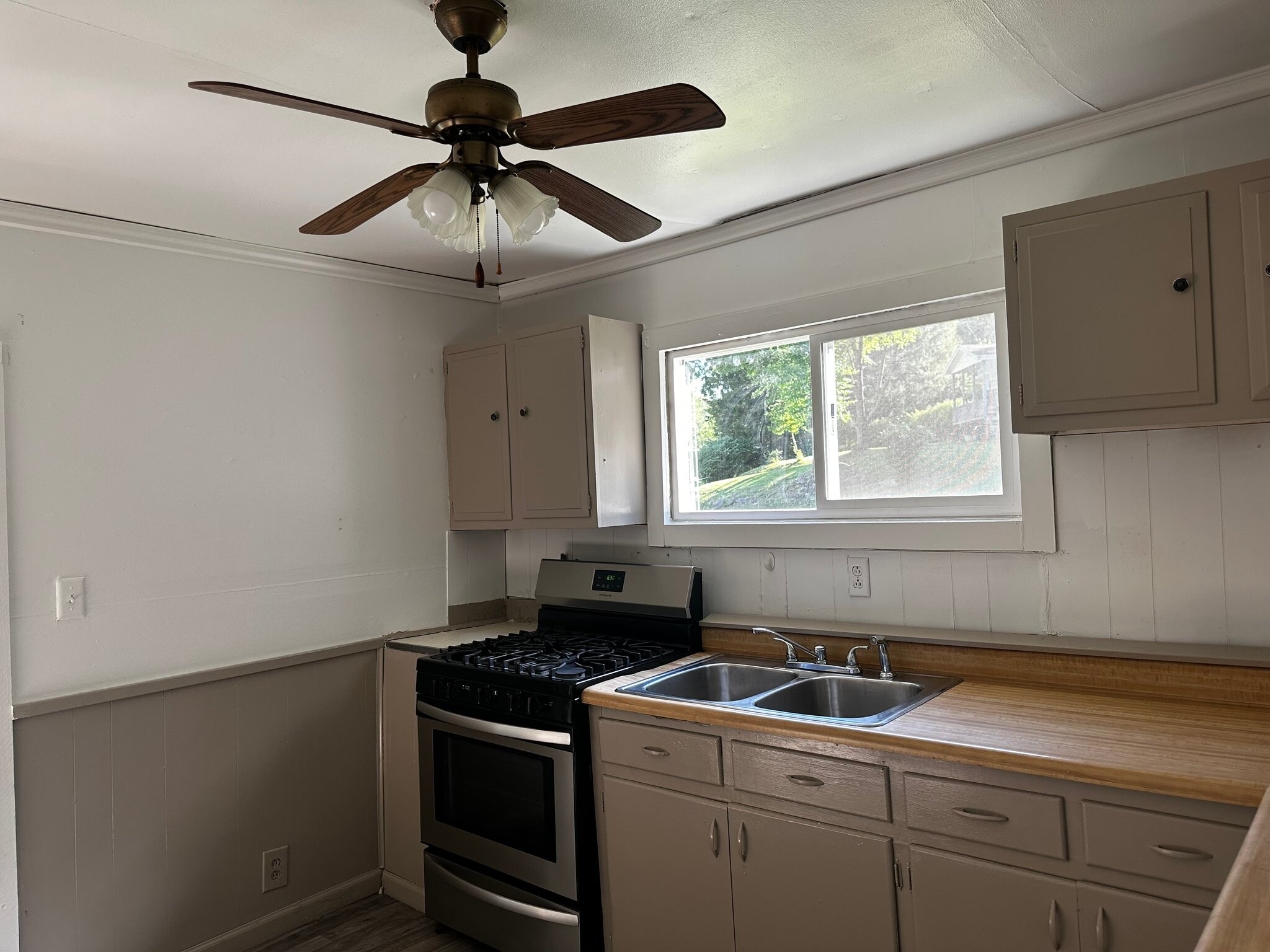 Building Photo - 983 Laura Mae Dr