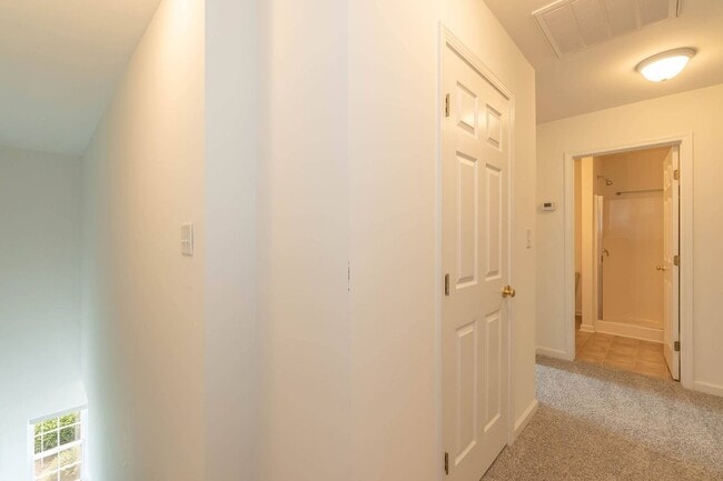Building Photo - Three Bedroom Home!