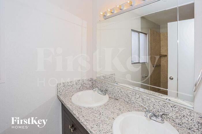 Building Photo - 8427 N 47th Dr