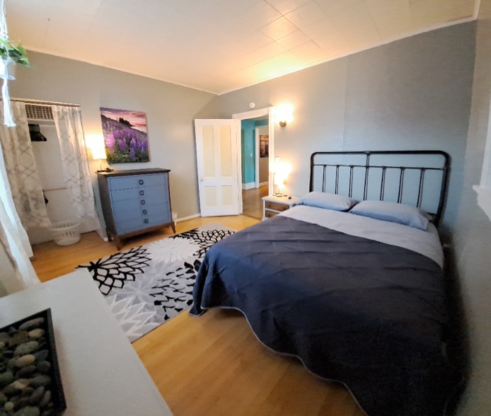 Building Photo - 1721 E 1st St