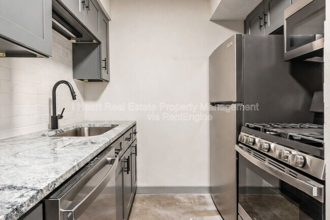 Building Photo - 2085 W Broad St