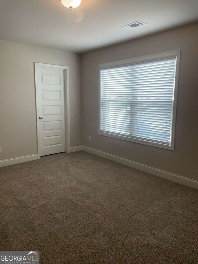 Building Photo - 401 Crescent Ct