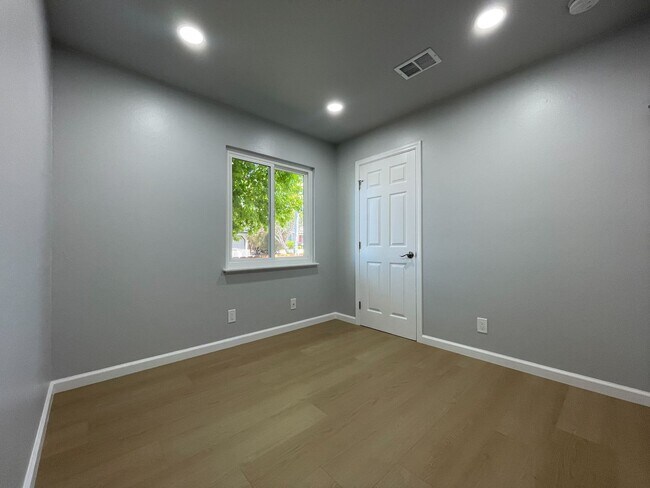 Building Photo - 831 Sinex Ave