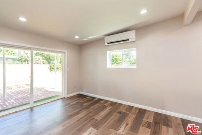 Building Photo - 526 W Ash Ave