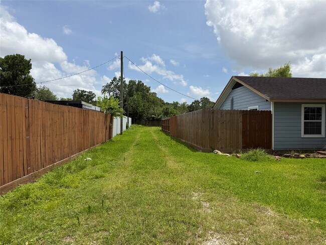 Building Photo - 6009 Maple St