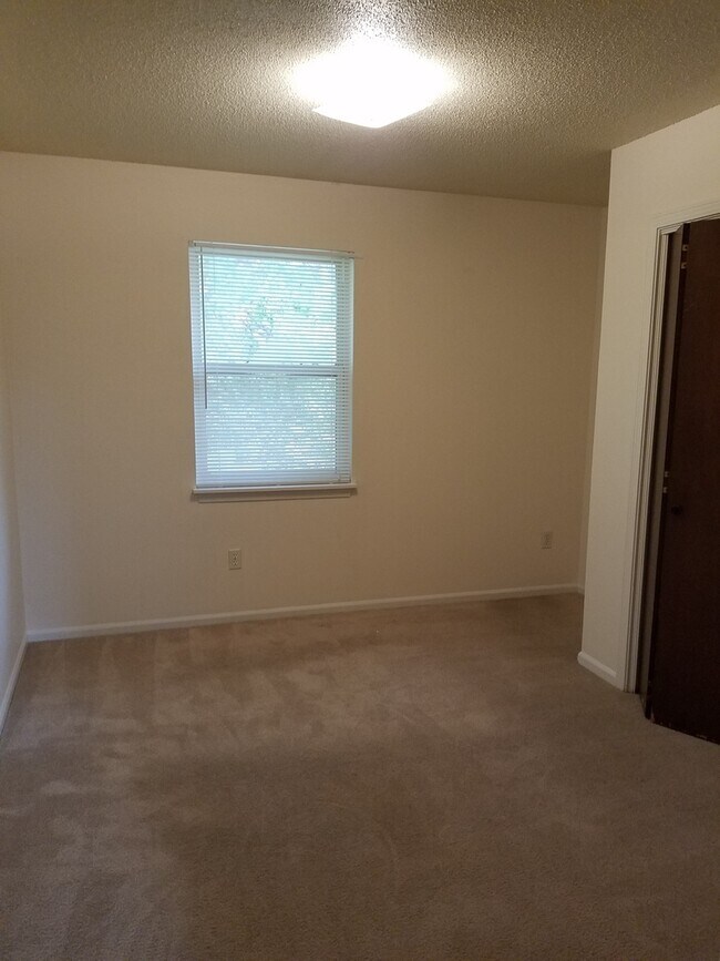 Building Photo - 746 Demaret Dr