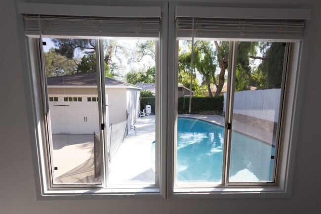 Building Photo - Freshly Renovated 3BR/2BA Pool Home – La C...