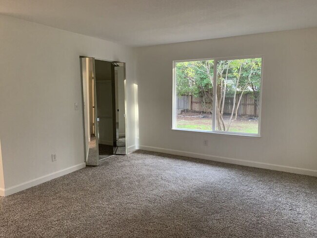 Building Photo - Recently remodeled home a short walk from Cameron Park Lake for rent!