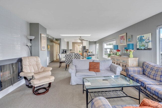 Building Photo - 665 Columbus St E