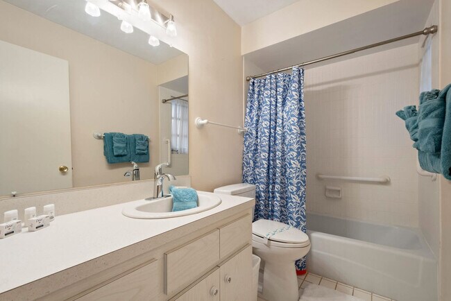 Building Photo - 7423 Dickens Dr