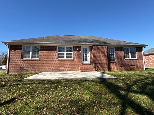 Building Photo - Spacious 3 Bedroom Home In Manchester...