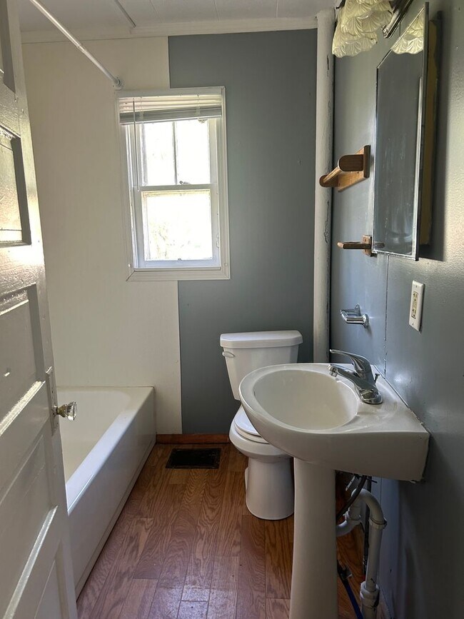 Building Photo - 2 Bedroom House-Available Now!