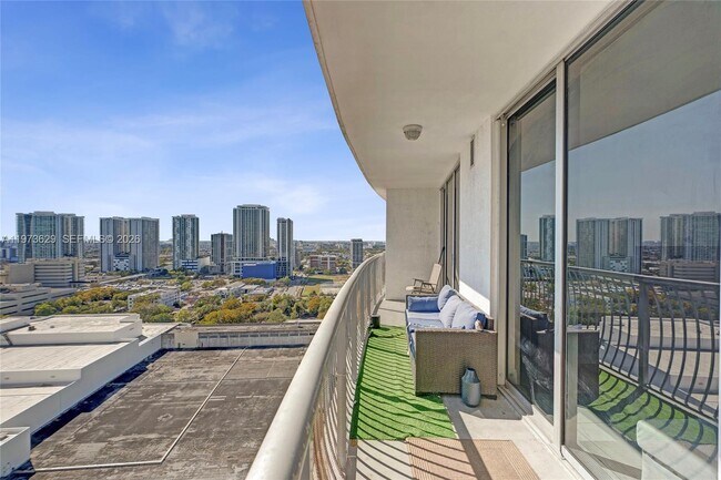 Building Photo - 1750 N Bayshore Dr