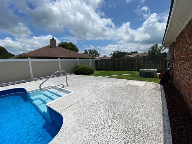 Building Photo - 1835 Lawnwood Dr