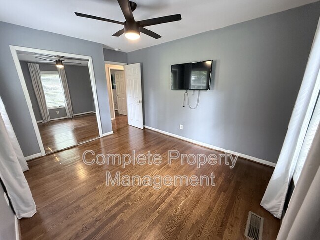 Building Photo - 3153 Woodhaven Dr