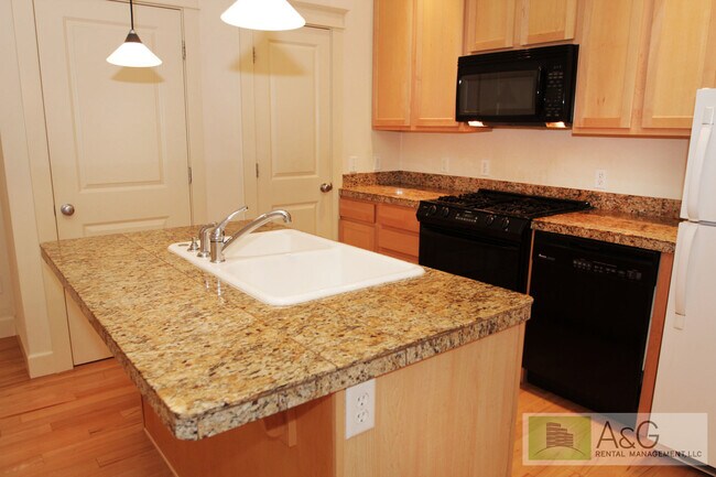 Building Photo - Charming 1-Bedroom Condo with Garage in Prime Goose Hollow Location