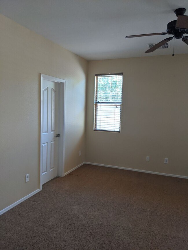 Building Photo - 4 bedroom 3 bathroom ranch home!