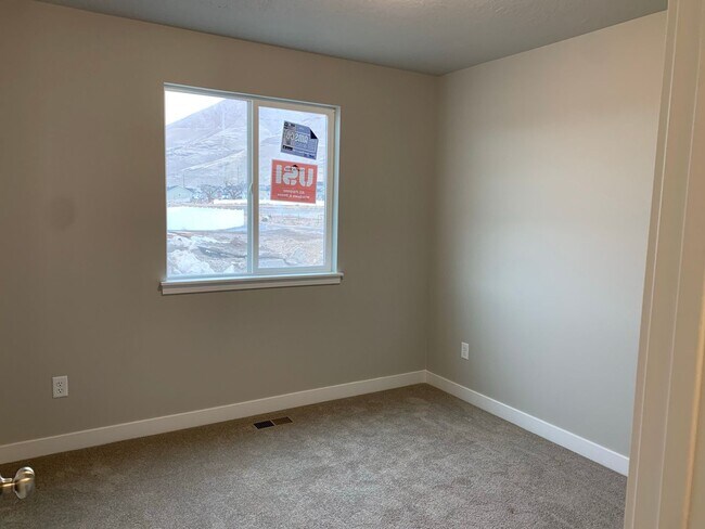 Building Photo - BEAUTIFUL LAKE POINT RAMBLER AVAILABLE July 8th!