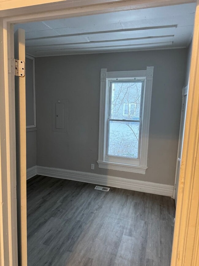 Building Photo - Charming 4-Bedroom Property in Prime Location