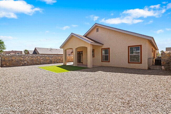 Building Photo - 5477 Francisco Roque Dr