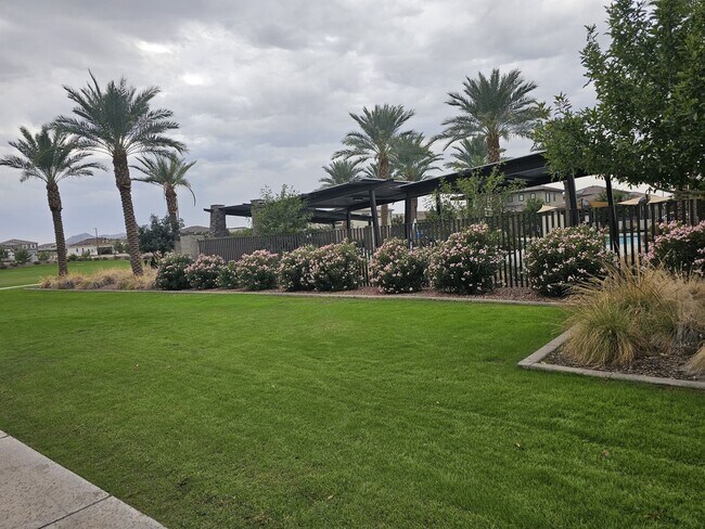 Building Photo - 5 BEDROOM 4 BATH SINGLE FAMILY HOME