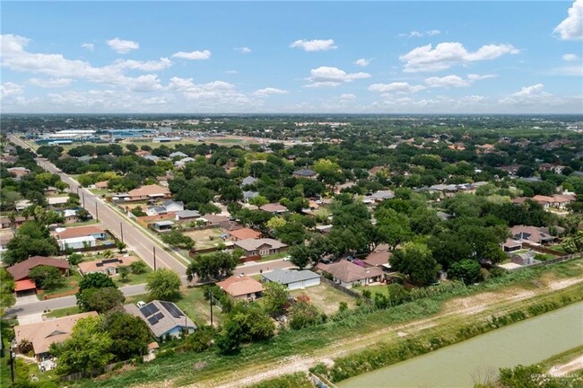 Building Photo - 502 Thornwood Dr