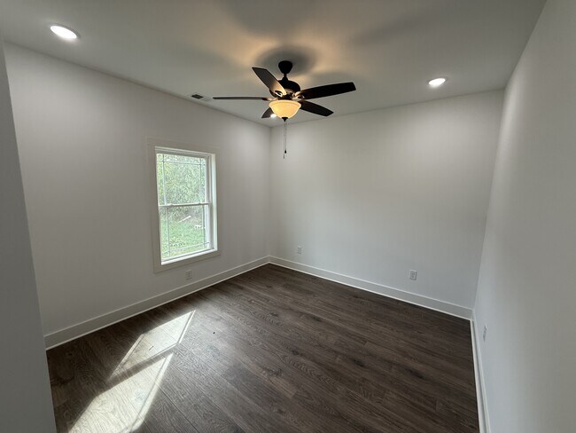 Building Photo - 1009 W Main St