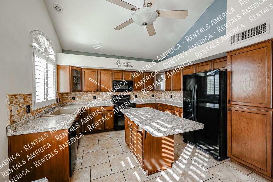 Building Photo - 5839 W Beryl Ave