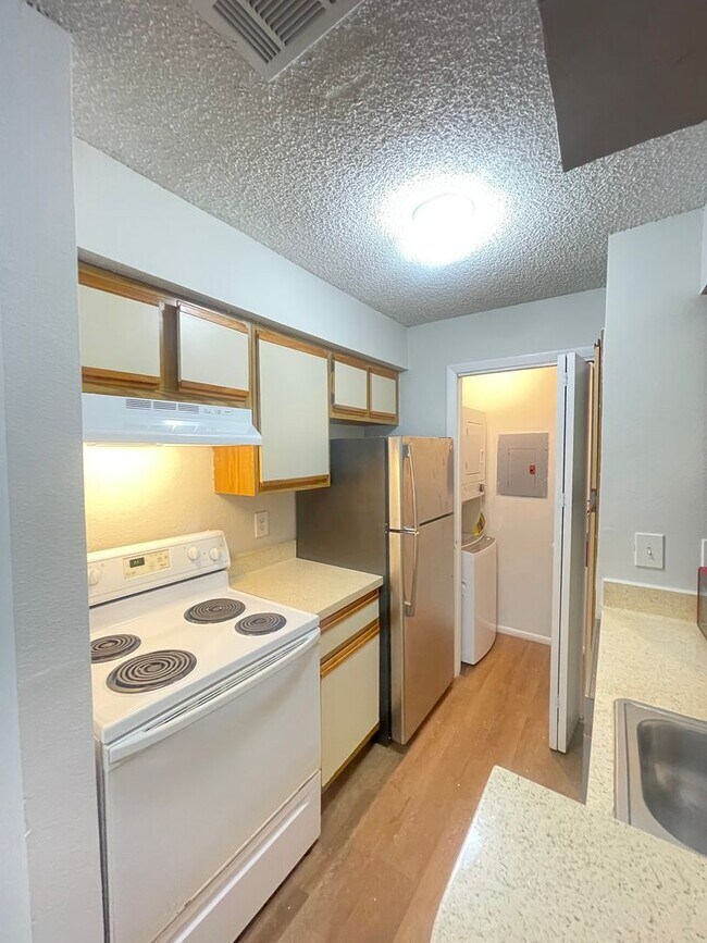Building Photo - 1 Bed / 1 Bath Condo in Gated Comm. In Alt...