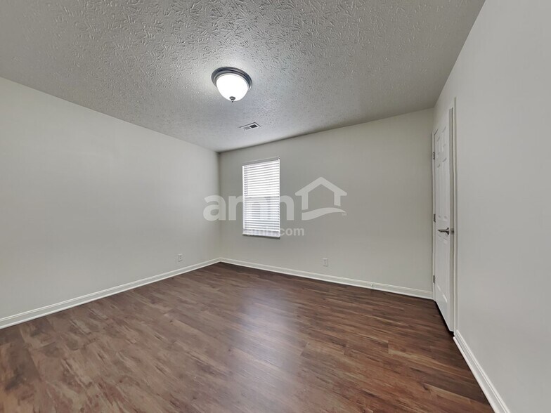 Building Photo - 743 Elm Tree Dr