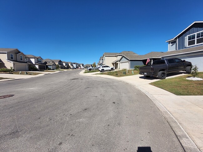 Building Photo - 5802 Rolling Gln