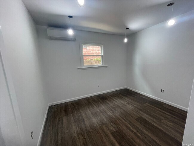 Building Photo - 623 E Park Ave