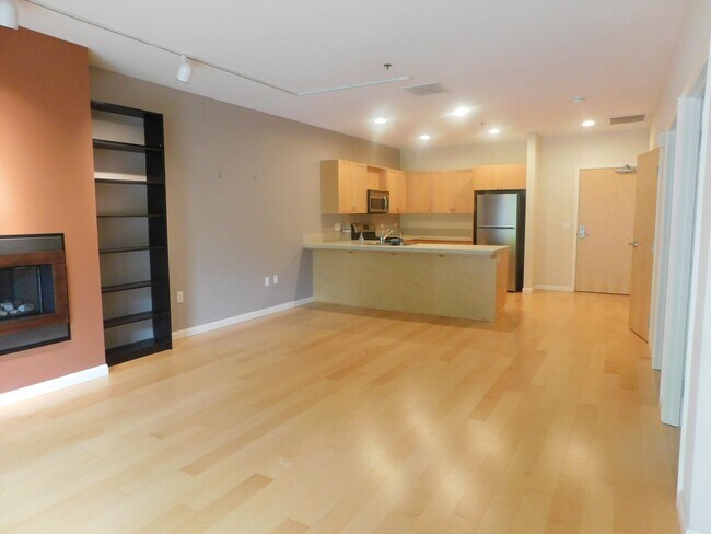 Building Photo - Fall Special $300 Off First Full Mo.-Beaut...