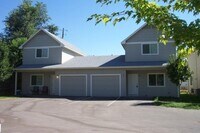 Building Photo - Townhome In A Great Location